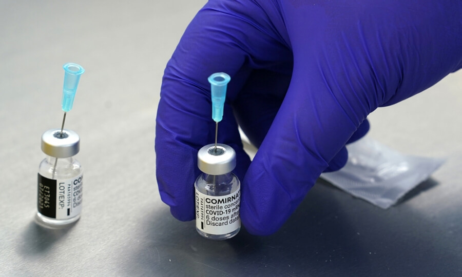 Leere Impfdosen vom Biontech Impfstoff Comirnaty stehen auf einem Tisch im Labor des Impfzentrums Husum.