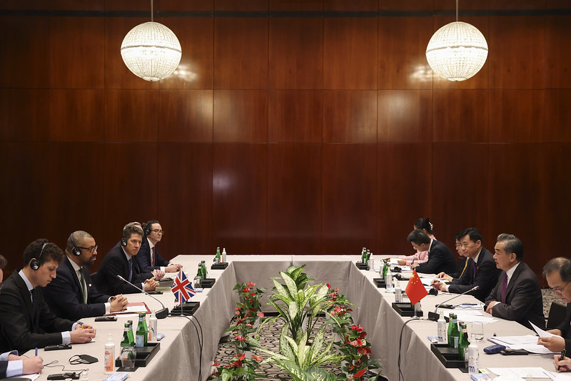 Britischer Außenminister James Cleverly trifft sich auf Münchner Sicherheitskonferenz 2023 mit chinesischer Delegation und Außenminister Wang Yi