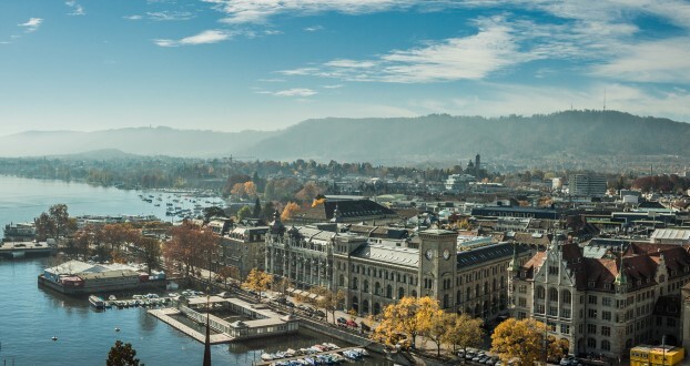 Blick auf Zürich, links der Zürichsee.