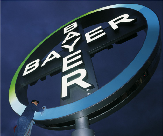 Das Bayer-Kreuz, wird am Flughafen Köln-Bonn gründlich gereinigt.