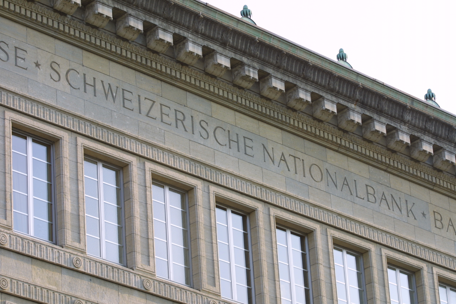 Schriftzug Schweizerische Nationalbank auf Gebäude in Zürich