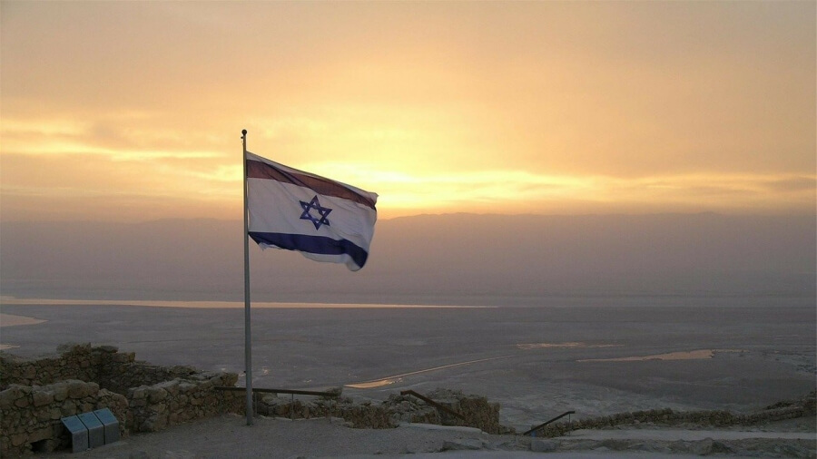 Eine israelische Flagge vor dem Sonnenuntergang