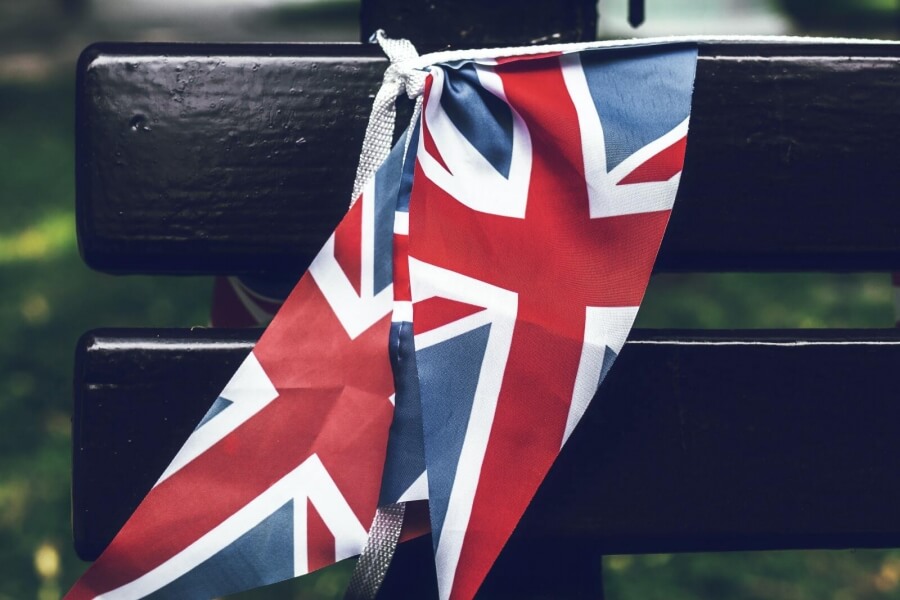 Flagge Großbritanniens, angebunden an eine schwarze Bank