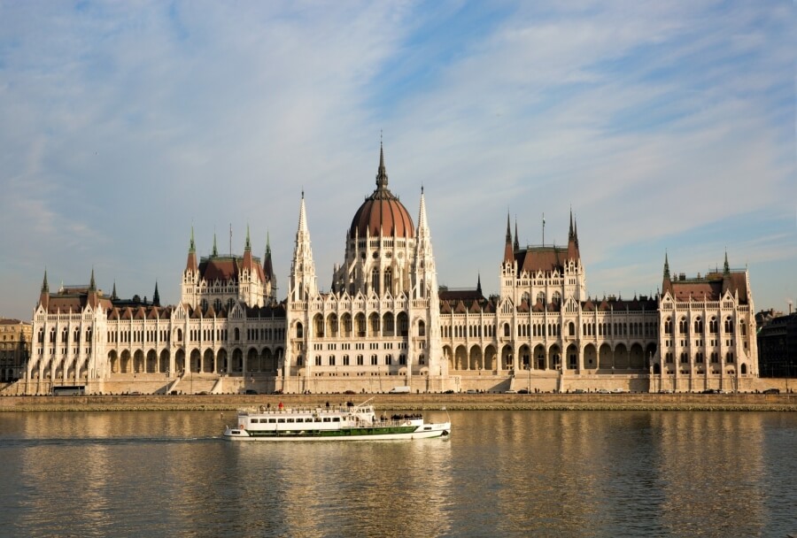 Das ungarische Parlamentsgebäude in Budapest wird von der Sonne beschienen