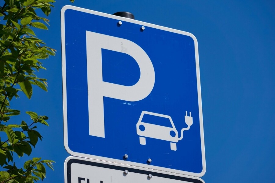 Parkplatz-Schild mit Ladesäulen-Symbol