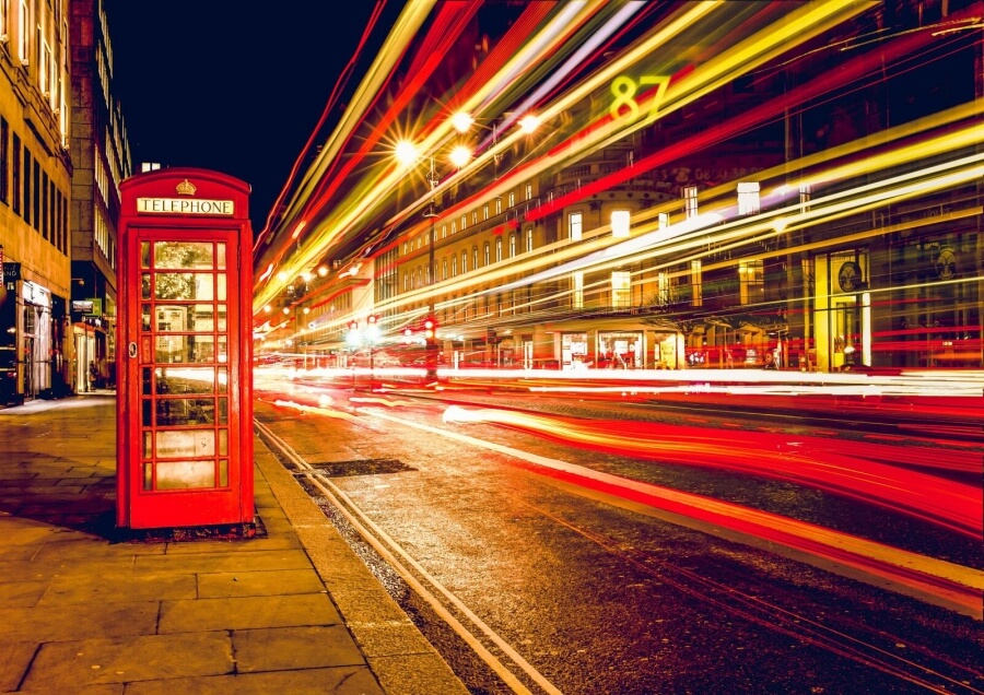 Eine Telefonzelle in London an einer befahrenen Straße