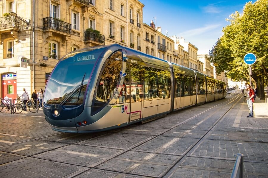 Moderne Straßenbahn in Bordeaux