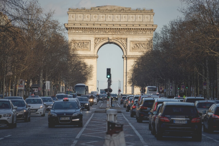 Blick auf den Arc de Triomphe von der Champs Éliysée, im Vordergrund Autos
