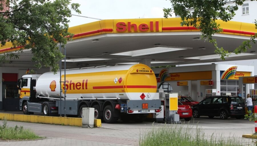 Eine Shell-Tankstelle wird von einem LKW beliefert