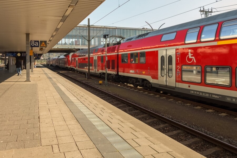 Zug der Deutschen Bahn im Bahnhof Heidelberg