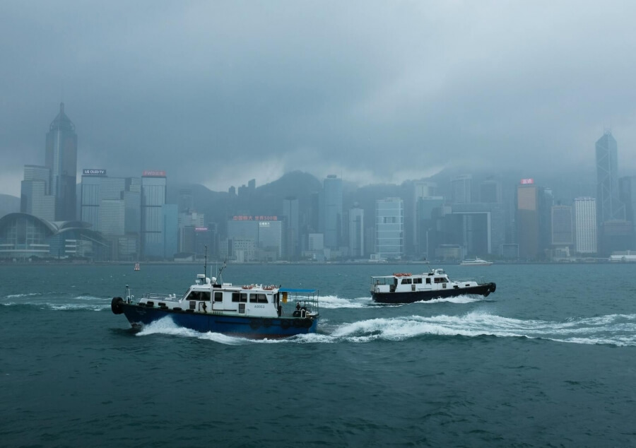 Blick auf den nebligen Hafen von Hong Kong