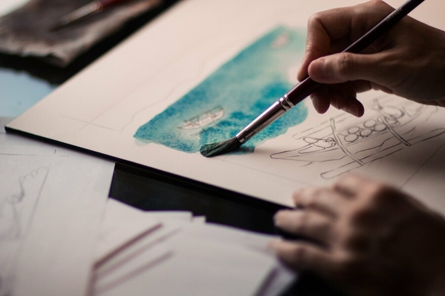 Eine Person malt ein Bild mit Aquarell-Farben
