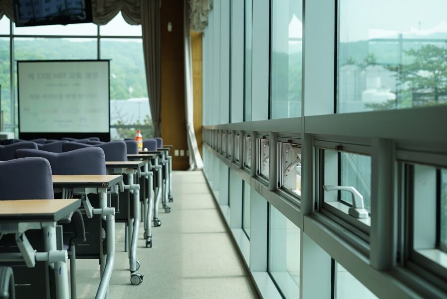 Leerer Seminarraum mit Stühlen und großer Fensterfront