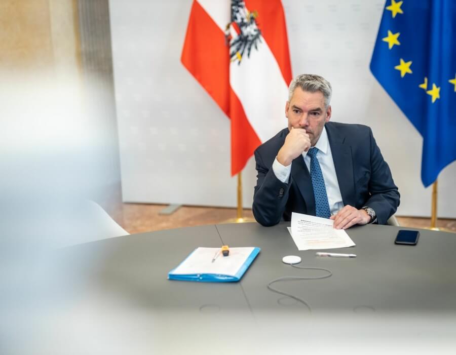 Am 14. Dezember 2021 nahm Österreichs Bundeskanzler Karl Nehammer an einer Videokonferenz mit Ratspräsident Charles Michel teil.
