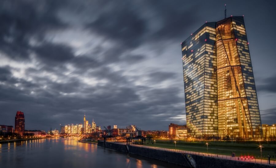 Der EZB-Tower in Frankfurt (Main) bei Nacht