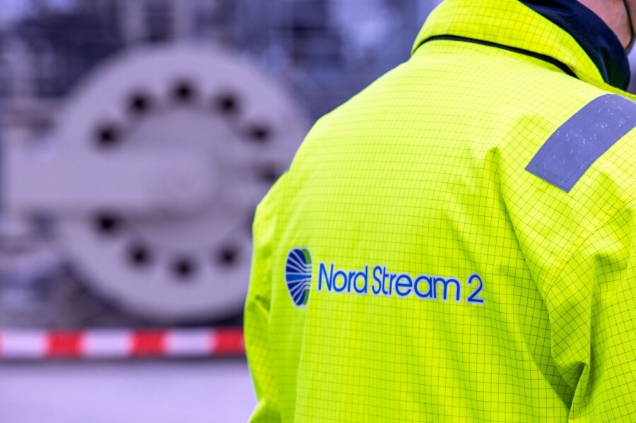 Ein Mitarbeiter mit einer Sicherheitsjacke von Nord Stream 2 steht vor der Molchstation in der Gasanlandestation von Nord Stream 2. Die fast fertiggestellte Gaspipeline soll einmal 55 Milliarden Kubikmeter Erdgas pro Jahr von Russland nach Deutschland befördern. Die USA wollen sie mit Sanktionen stoppen.