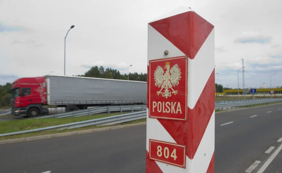 Polnischer Grenzpfeiler an einer Autobahn