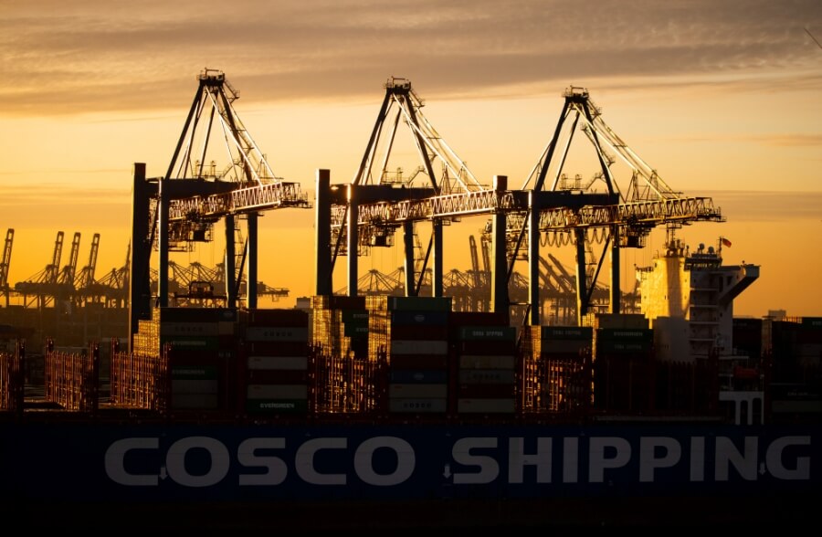 Ein Containerschiff der China Ocean Shipping Company (COSCO) wird entladen