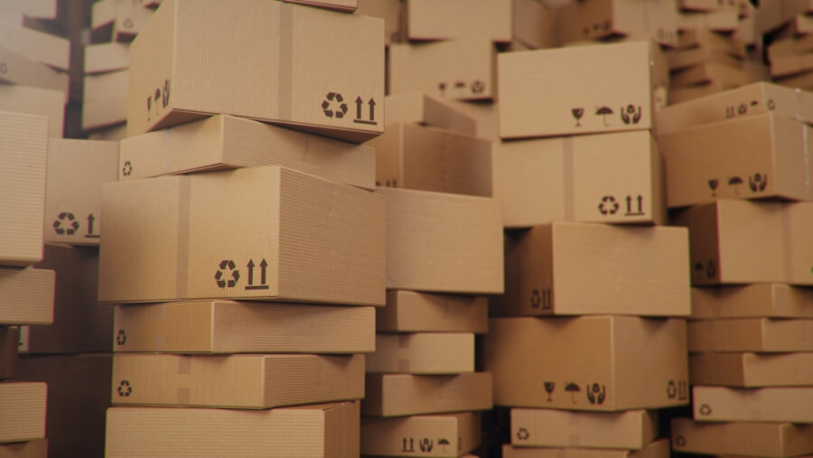 Übereinandergestapelte Kartons in einer Lagerhalle