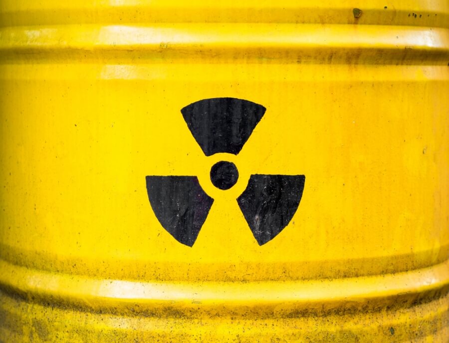 Symbol "Radioaktivität" auf einem gelben Fass