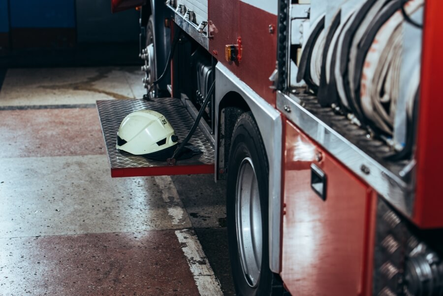 Nahaufnahme des Schutzhelms am Feuerwehrauto in der Feuerwache