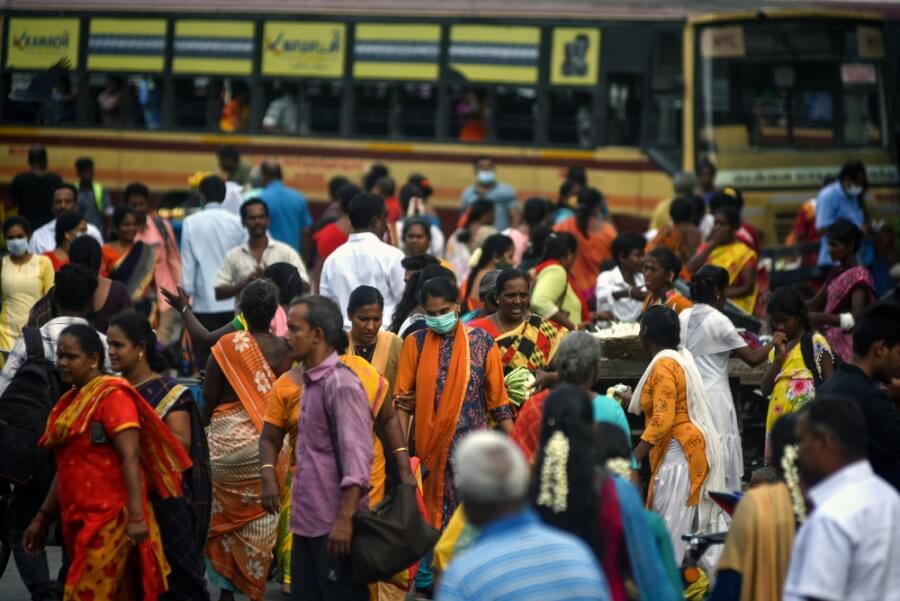 Menschen in Indien an einer Busstation