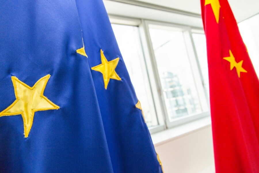 Flaggen der EU und Chinas