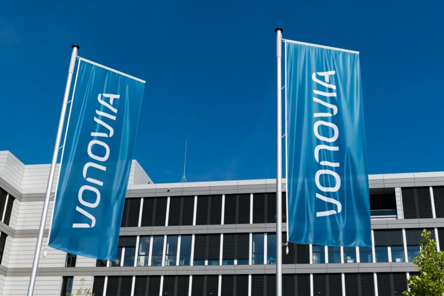 Vonovia-Fahnen vor der Firmenzentrale in Bochum