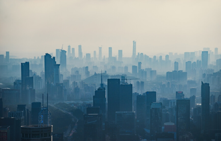 Blick auf im Smog liegende Hochhäuser in Shenzhen, China