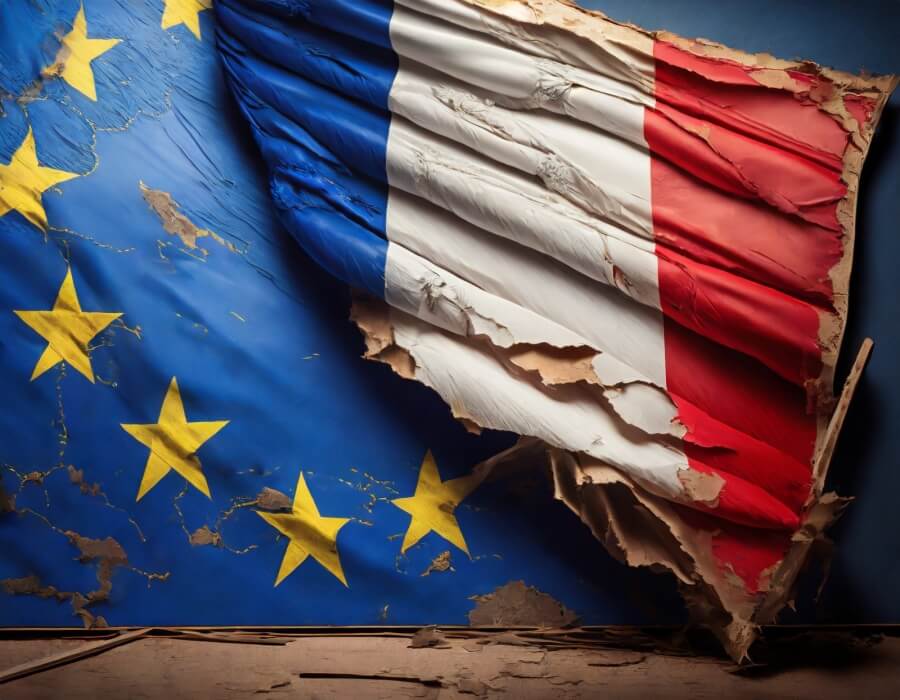 Beschädigte Flagge Frankreichs, im Hintergrund die Flagge der EU