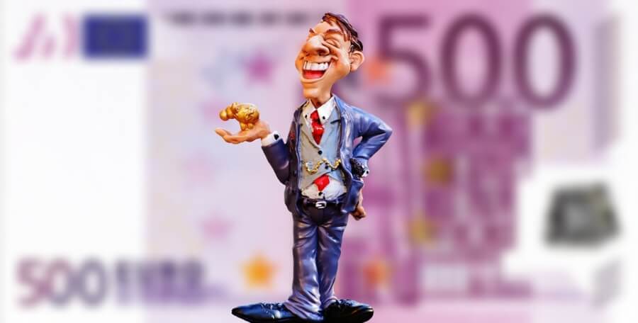 Ein Geschäftsmann hält ein goldenes Sparschwein, ein 500 Euro-Schein als Hintergrund.