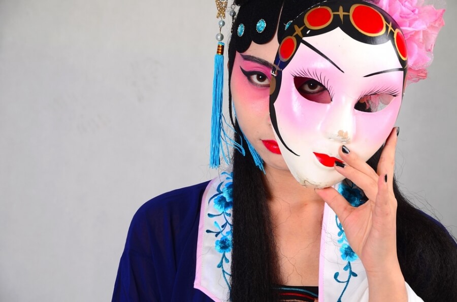 Eine Darstellerin mit einer Maske aus einer klassischen chinesischen Oper.