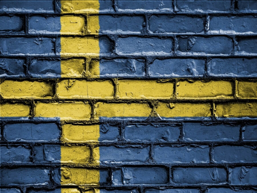 Mauer in den Farben der schwedischen Flagge
