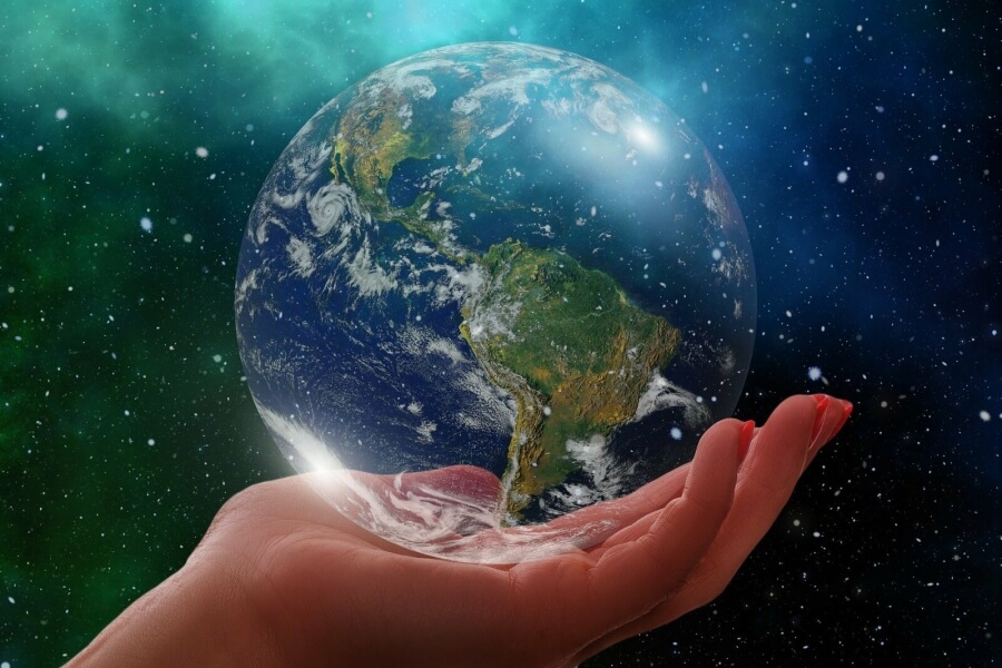 Eine Hand hält die Erde