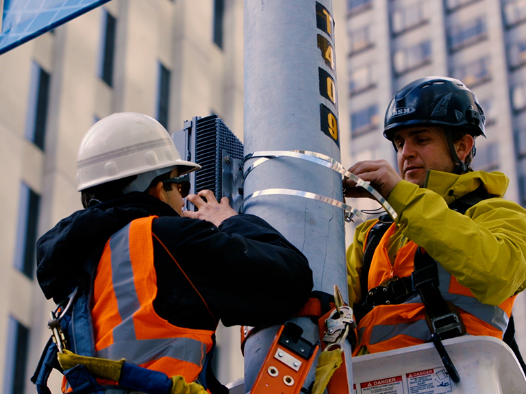 Installation einer 5G-Antenne durch Mitarbeiter von AT&T