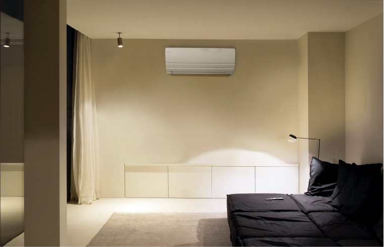 Klimaanlage von Daikin Industries in einem modernen Schlafzimmer