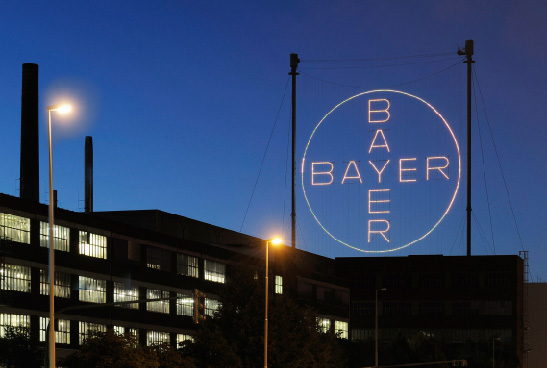 Kreuz und Logo der Bayer AG in Leverkusen