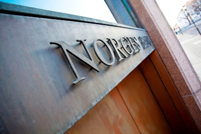 Schriftzug "Norges Bank" an einem Gebäude