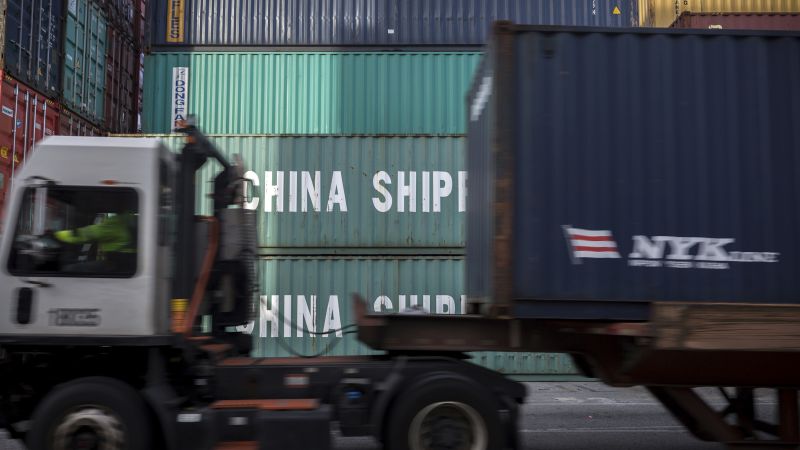 Chinesische Container hinter einem US-Truck