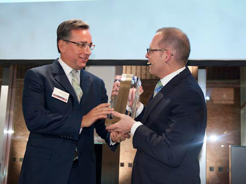 Riklef von Schüssler, Geschäftsführer von Feri Trust, nimmt den Award für die Nr. 1 der Ewigen Bestenliste aus der Hand von Dr. Jörg Richter, Institut Dr. Richter