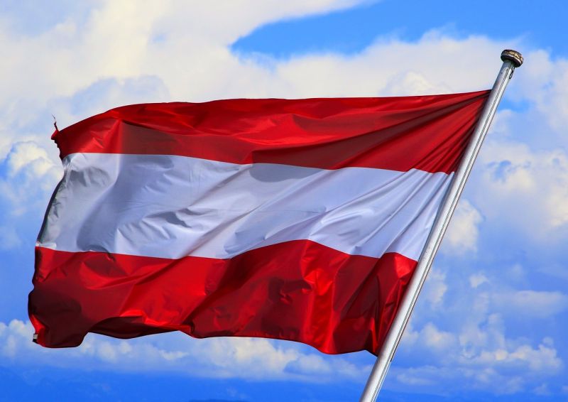 Österreich-Fahne im Wind