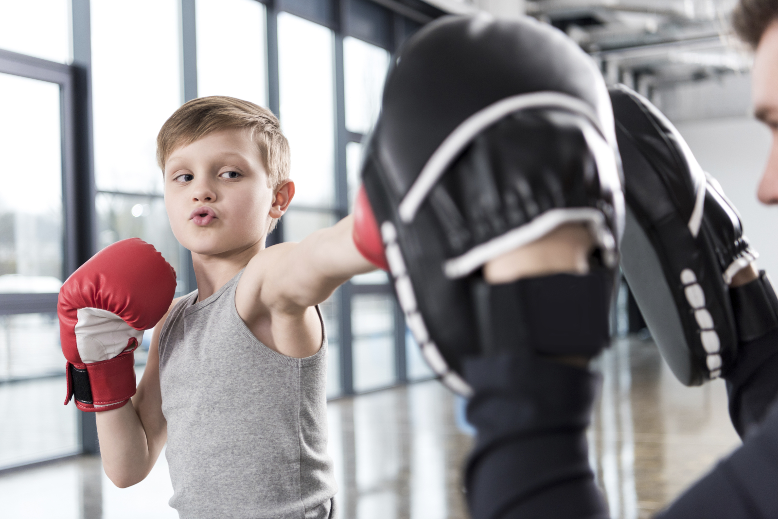Ein kleiner Junge beim Boxtraining: Coaching