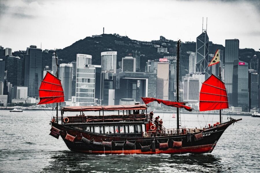 Eine traditionelle Dschunke im Hafen von Hong Kong