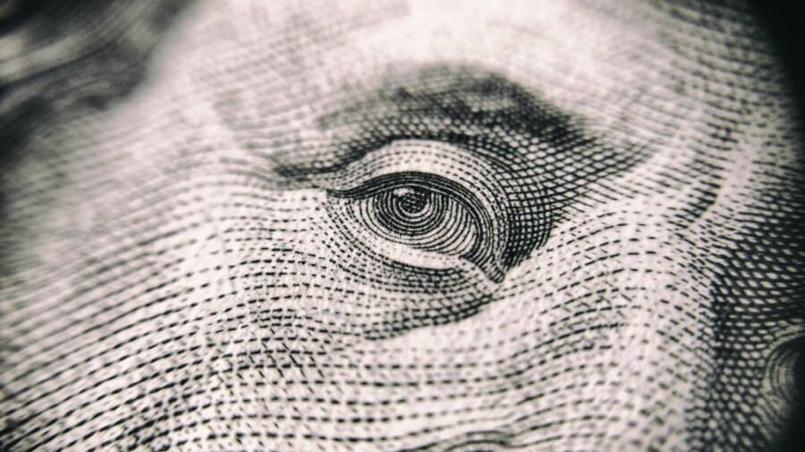 Ein starker Zoom auf das Auge von George Washington beim US-Dollar