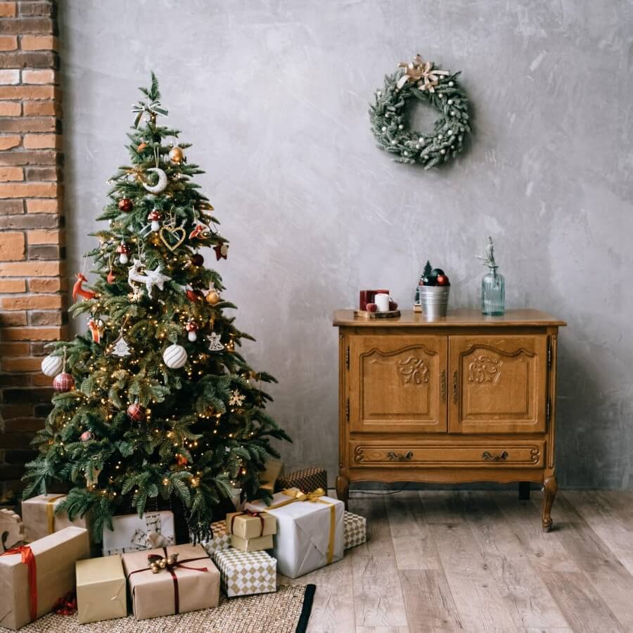 Ein Weihnachtsbaum mit Geschenken