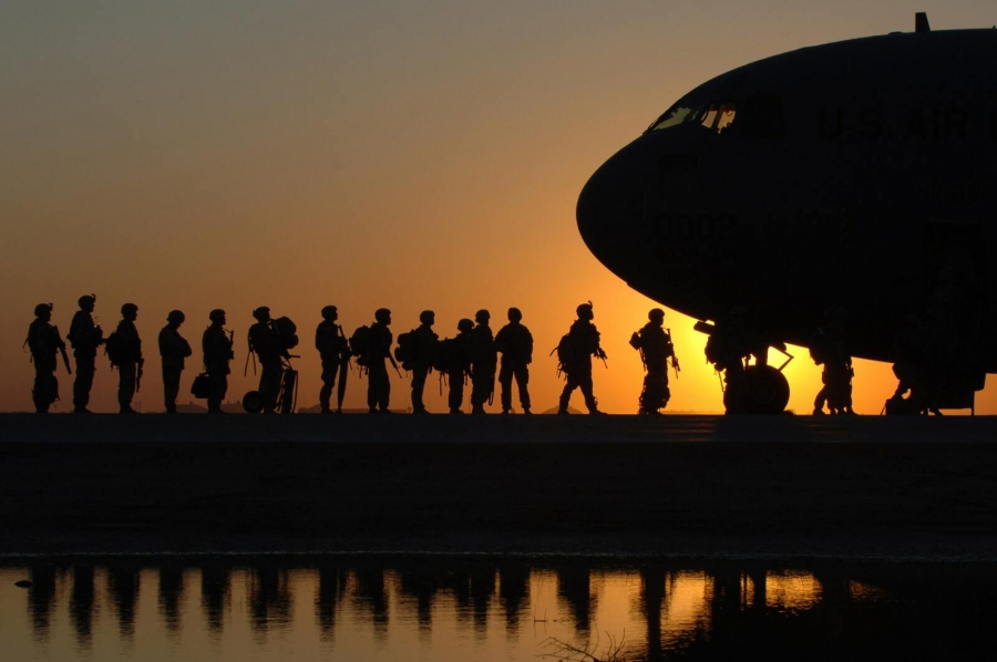 Soldaten betreten ein Flugzeug