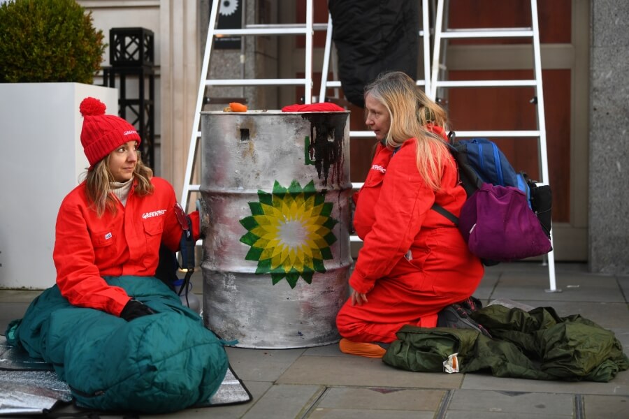 Umweltschützer von Greenpeace demonstrieren in London gegen BP