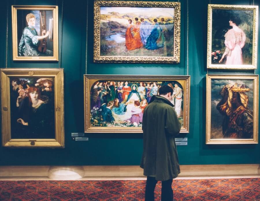 Ein Mann betrachtet Bilder in einem Museum