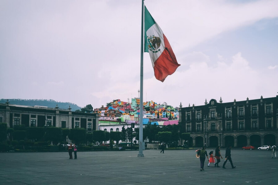 Öffentlicher Platz in Mexiko mit wehender Flagge im Zentrum