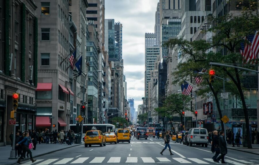 Menschen auf einer belebten Straße in New York